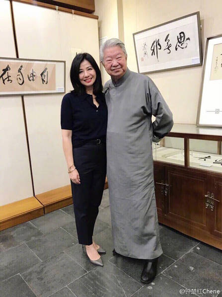 57岁钟楚红参加书法展 皮肤水嫩似少女
