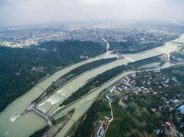  ▲都江堰水利工程全景