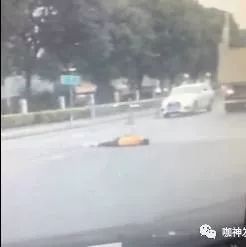 可怜女子，被大货3次辗轧，后车记录恐怖过程