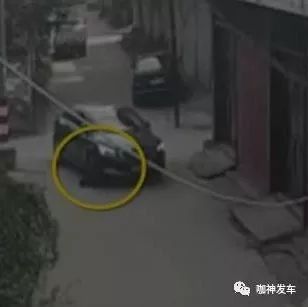 惊魂一瞬！小男孩跪骑平衡车 遭转弯轿车碾压