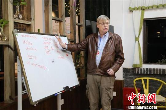 际友邻服务中心 外籍邻居免费教英语|詹姆斯|社