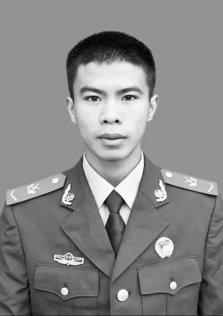 致敬英雄!江西21岁消防战士徒手刨土救人 不幸