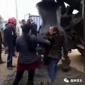 男子站罐车下瞬间被埋，家属嚎啕大哭