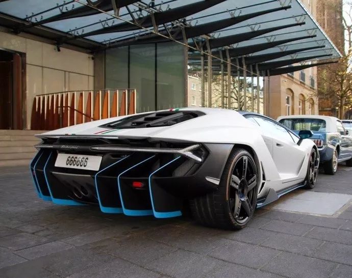 【跑车世界】偶遇兰博基尼centenario lp770-4,车牌6的飞起!