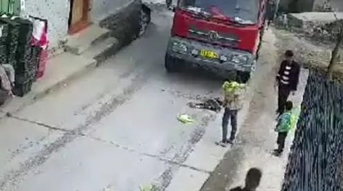 心痛！大货车后退时电动车躲避不及 一幼童惨遭碾压