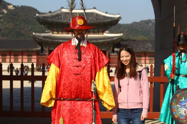 资料图片：在韩国首尔景福宫外，中国游客与韩国守城门将合影。&nbsp; &nbsp;新华社记者姚琪琳摄