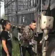 卡友电瓶断线，遭遇货主催单，关键时刻来了2辆大卡车！