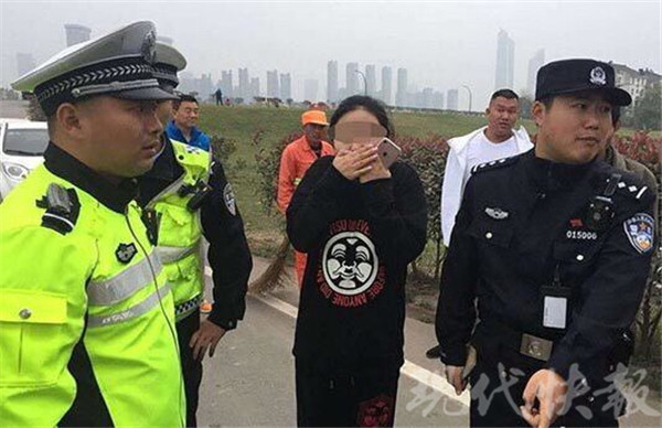 女司机开200万玛莎拉蒂冲进水塘 只因做这事(图)