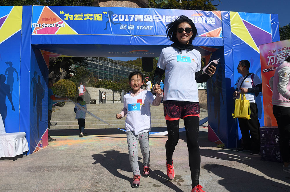 【早报旅游】为爱奔跑!公益彩虹跑热力开跑 300名市民嗨翻天