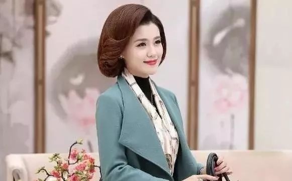 85后模特专拍老年装,拍照时一秒换三四个姿势