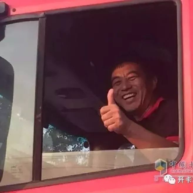 开车途中档把掉了，他竟然用了这种方法，全国卡车司机都震惊了！