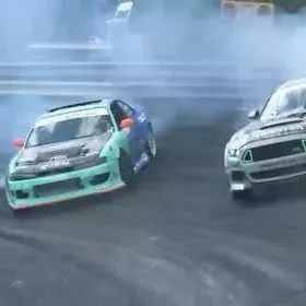 高手过招 看性能车赛道疯狂拉烟漂移