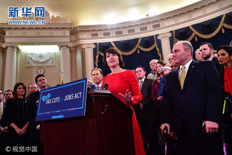 美国众议院共和党公布税改议案 特朗普展示新