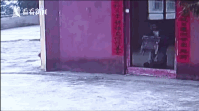 男子手头紧起歪念 抱起道观功德箱撒腿就跑(图)