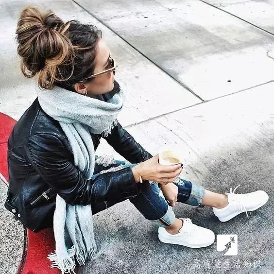 白袜子白鞋脏了?只需涂点这个,冲一下立马跟新