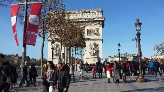 近40人中国旅行团在巴黎近郊遭遇抢劫,被喷催