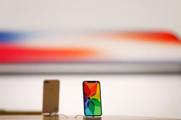 你花重金买的iPhone X,屏幕可能发生变色、烧