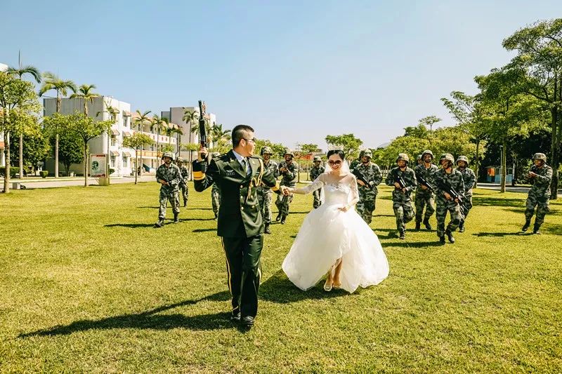 军恋婚纱照_军恋卡通婚纱照
