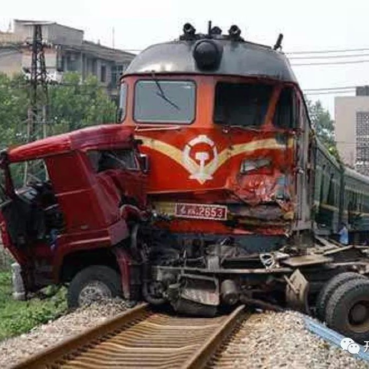 卡车明明可以开过去，犹豫的这两秒让司机命丧黄泉