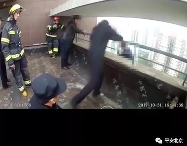 楼顶飞身救人民警:怕刺激轻生者 安全绳系脚上