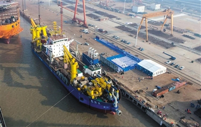 11月3日，亚洲最大自航绞吸式挖泥船“天鲲号”在上海振华船厂成功下水。 中船集团708所供图