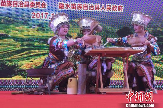 图为表演“打油茶” 黄令妍 摄