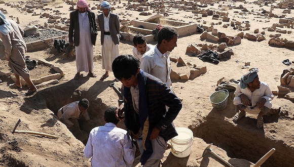 2017年11月3日，也门北部城市萨达（Saada），人们为空袭中的死者挖掘坟墓。图片来源：视觉中国