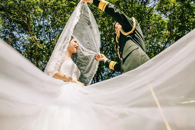 军恋婚纱照_军恋卡通婚纱照