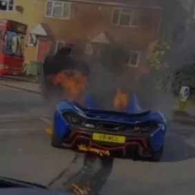 价值1300万迈凯轮跑车街边自燃 全球仅有375辆