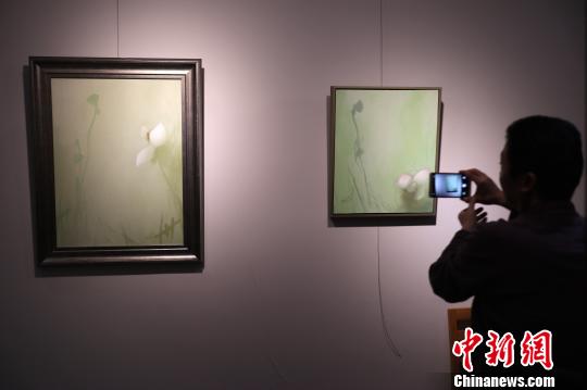 观众参观油画荷花艺术作品。 张浪 摄