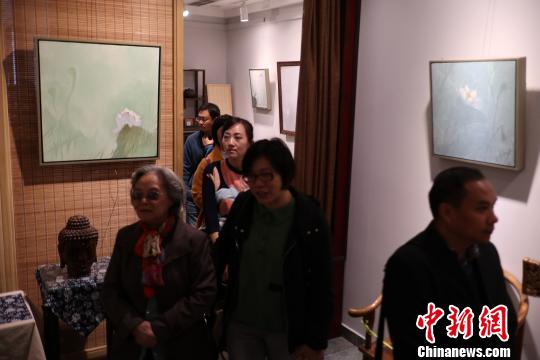 观众参观油画荷花艺术作品。 张浪 摄