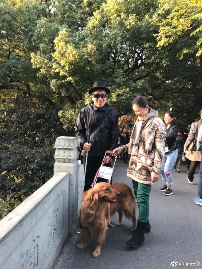 酒店拒绝周云蓬带导盲犬入住 媒体:不负道德责任