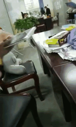 高中女生上课玩手机被叫家长 母亲当众夹碎手