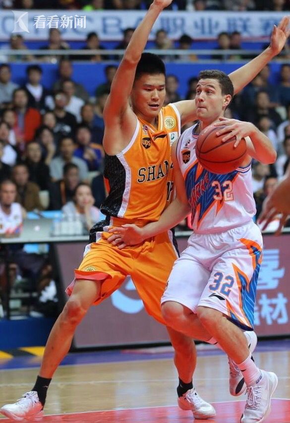 上海男篮主场128比121力克山西 收获赛季首个