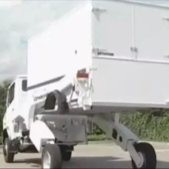 这卡车牛逼呀，还能这么变形，太实用了