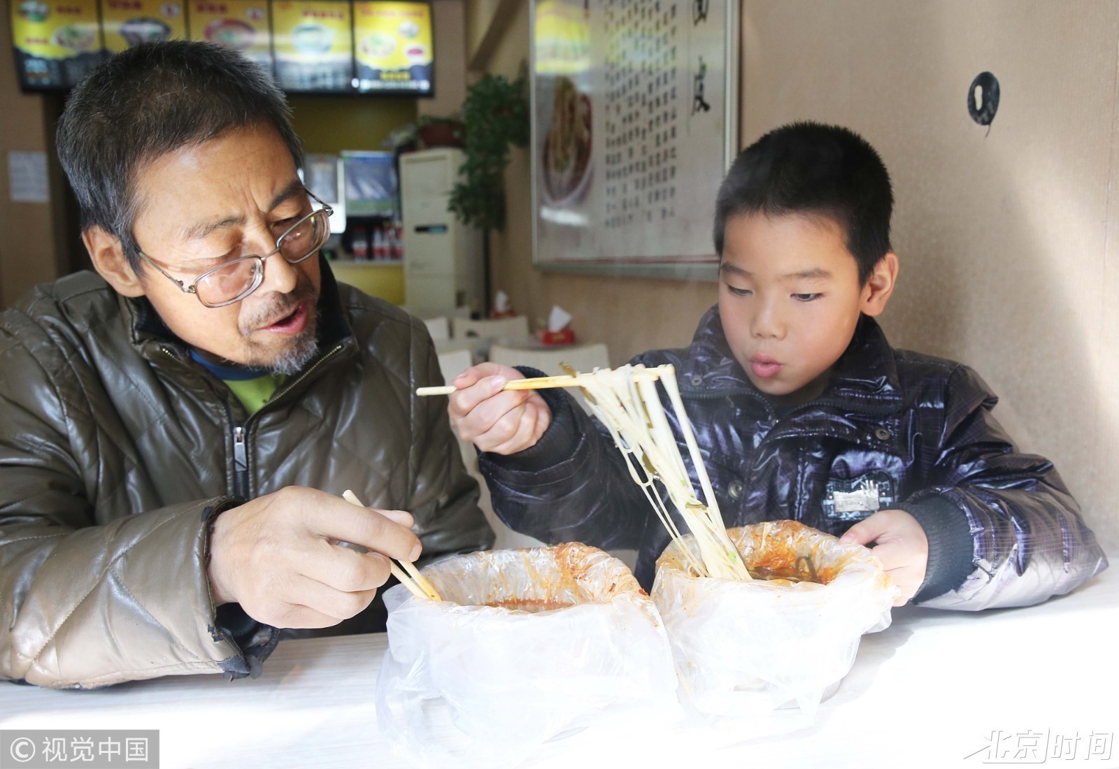 9岁孩子休学照顾重病父亲 坚持看书学习做饭|师