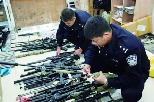 警方收缴的枪支及配件 泰州姜堰警方供图