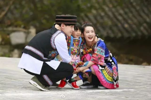 李沁靠背带裤马尾比热巴嫩5岁,白敬亭身材变五