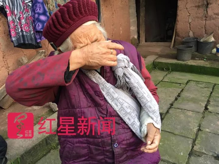 ▲听说儿子被抓，孙子孙女被寄托在学校，77岁的唐泽芬老人忍不住抹泪。