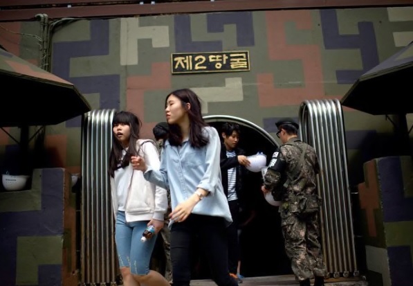 游客从隧道位于韩国境内的出口走出。（美国《纽约时报》网站）