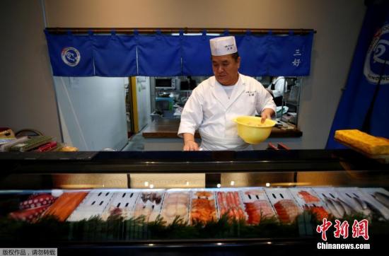 资料图:正在制作寿司的日本厨师。