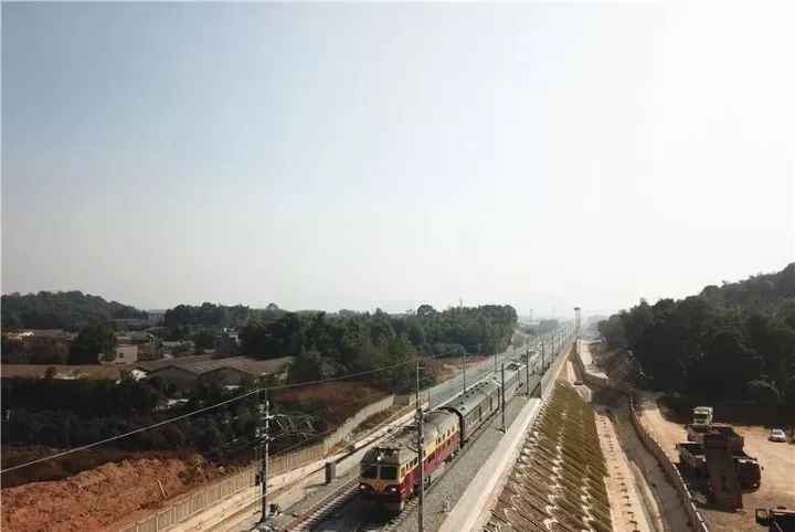 11月5日,长株潭城际铁路长沙站以西段全面启动联调联试,为线路开通运营提供科学依据。(图/掌上长沙)
