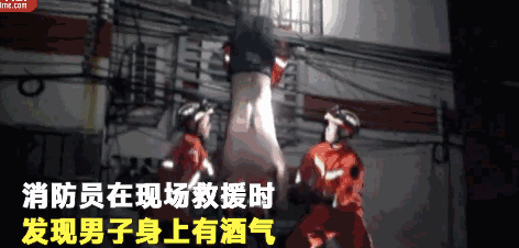 男子夜晚半身赤裸倒挂电线上 头距地面约两米(图)
