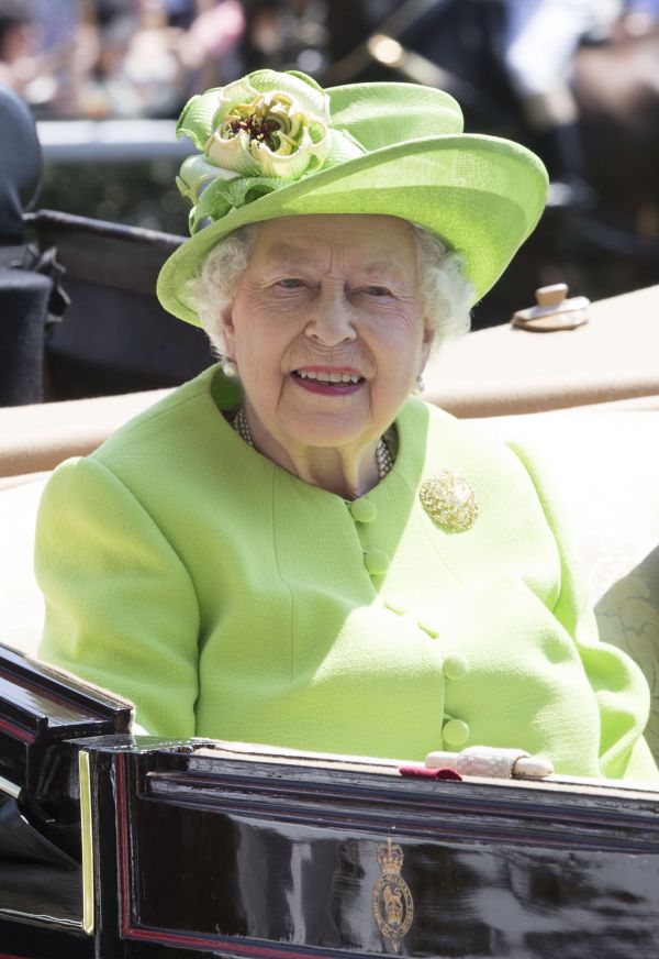 外媒:泄密文件揭惊人财务秘密 英女王在避税港