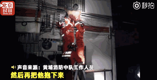 男子夜晚半身赤裸倒挂电线上 头距地面约两米(图)
