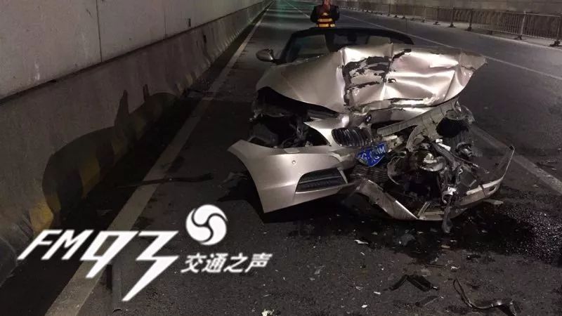 义乌小伙租来宝马跑车,逆向撞翻小货车!民警赶