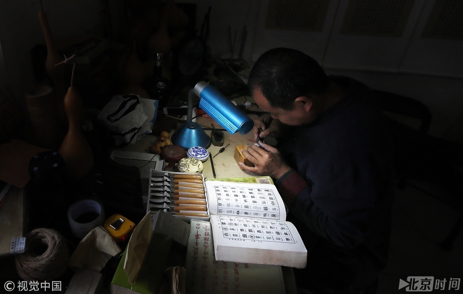 方寸间的工匠精神!痴迷篆刻20年作品走向世界|视觉中国|篆刻|张威_新浪新闻