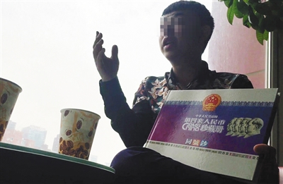 9月15日，SOHO现代城C座9层的燕文堂公司，一名“总监”正向市民推销纪念钞。