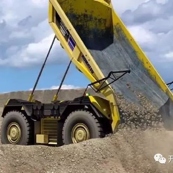 百吨王就是牛逼，卸砂石那一刻太吓人了