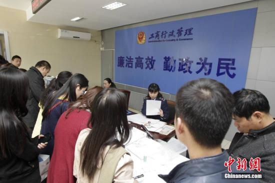 资料图:河南郑州金水区工商局外,排队办理公司业务的民众排起了长龙。中新社发 王中举 摄